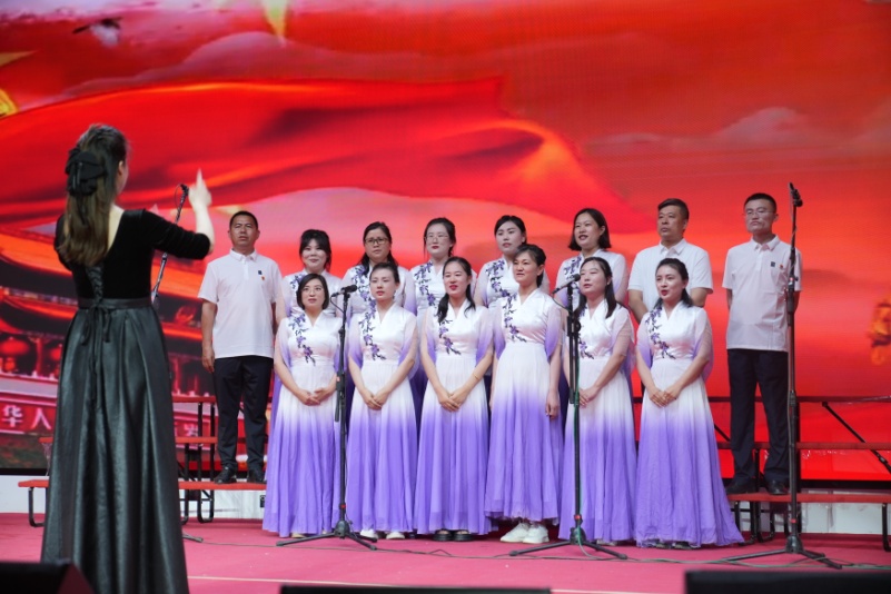 C:\Users\Administrator\Desktop\2023工会\2023歌咏比赛\“践行二十大 同声颂初心”红歌会选图\《我们走在大路上》饭店管理系分工会(1).jpg